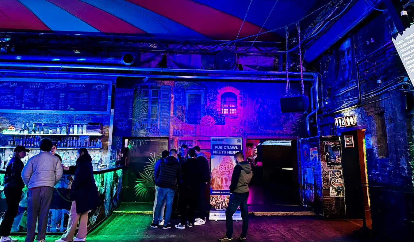 Τα δροσερά φώτα μέσα στο Instant Club και το Ruin Bar στη Βουδαπέστη, την Ουγγαρία