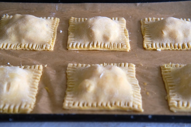Pees Peach Hand Pies τοποθετημένες σε ένα φύλλο πριν από το ψήσιμο