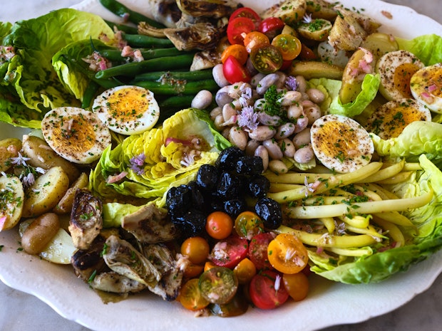 Nicoise Salad σε μια μεγάλη πιατέλα