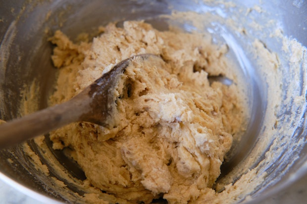Cobbler topping ζύμη που αναμιγνύεται σε ένα μπολ