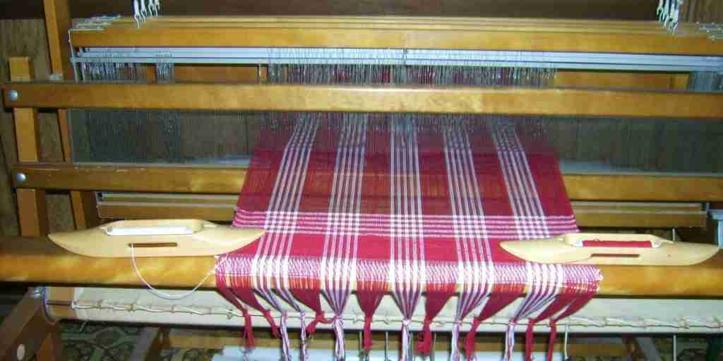 4-Shaft Loom με ένα κόκκινο και λευκό έργο ελέγχου Dishtowel σε εξέλιξη