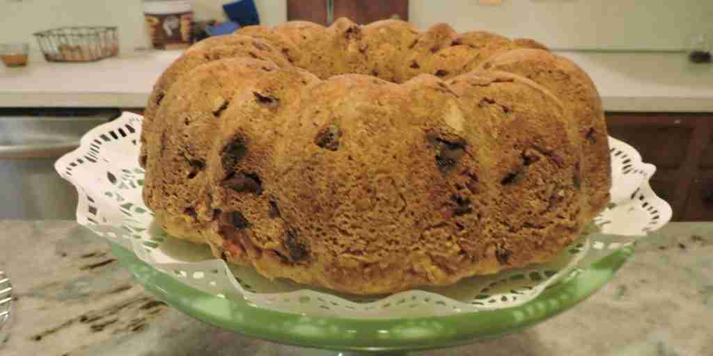 Πράσινη πλάκα κέικ με κέικ μήλου τύπου Bundt