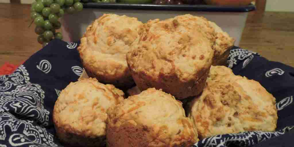 καλάθι με ένα μπλε bandana και γεμάτο με muffins paradise