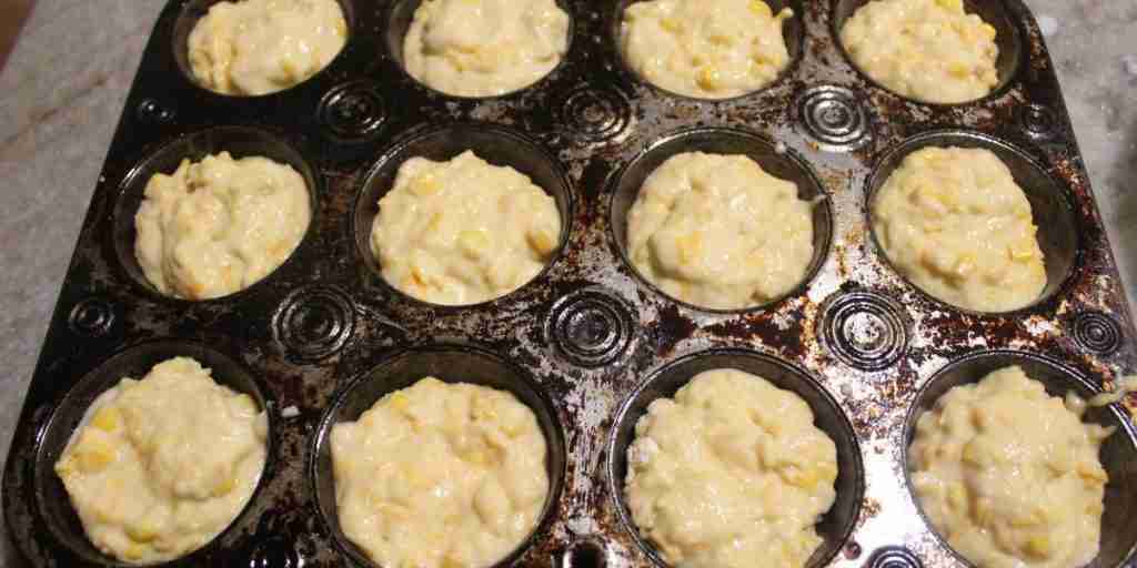 Muffin Tin γεμάτο με κτύπημα καλαμποκιού