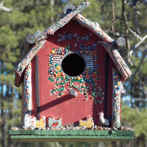 Ένα birdhouse βοηθά στη διατήρηση των φτερωτών φίλων ευτυχισμένο όλο το χρόνο